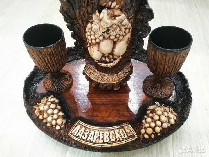 Поднос с бутылкой и рюмками