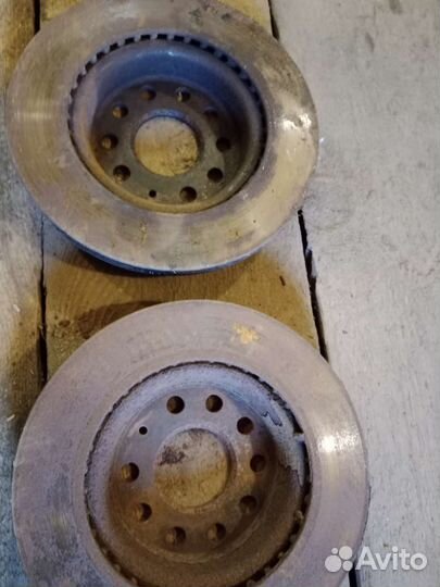 Комплект передних тормозных дисков на VW jetta 6