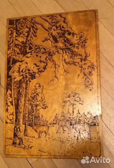 Картина выжжена на дереве