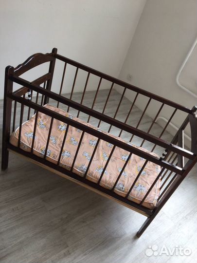 Детская кроватка с матрасом