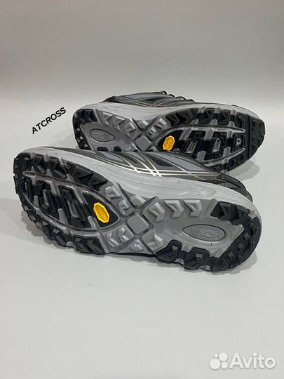 Демисезонные кроссовки hoka