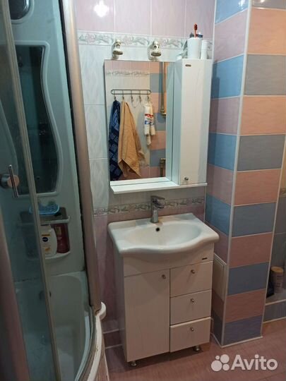 Зеркало со шкафчиком