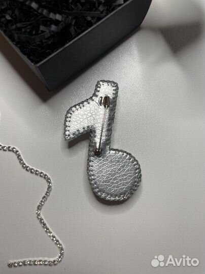 Брошь из бисера