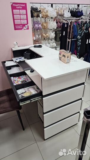 Стеллажи, стол кассовый (ресепшн)