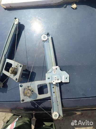 Задний стеклоподъёмник Renault Sandero