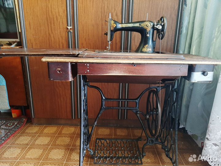 Антикварная швейная машинка на стальной станине