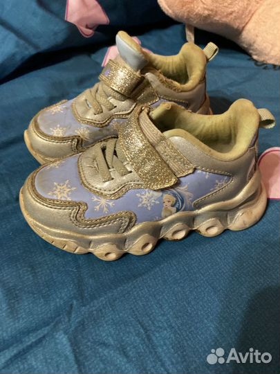 Кроссовки на девочку 26 размер