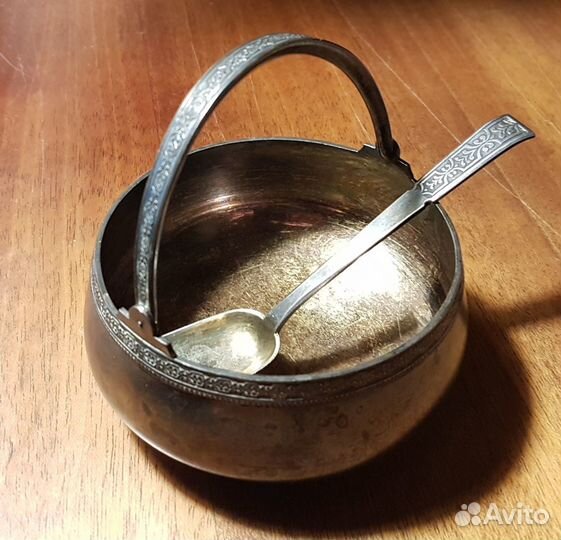 Серебряные сахарница и совочек