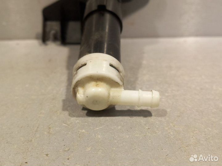 Форсунка омывателя фар правая Mitsubishi Outlander