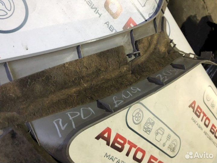 Обшивка багажника задняя правая Mitsubishi Legnum