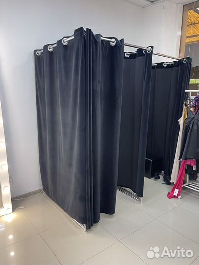 Черные бархатные шторы на люверсах для примерочной