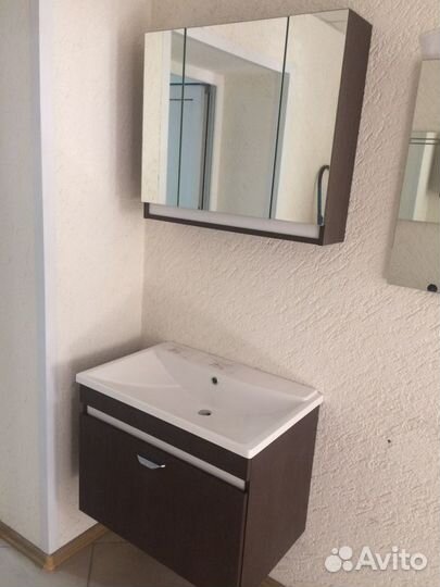 Тумба с раковиной и зеркальный шкаф