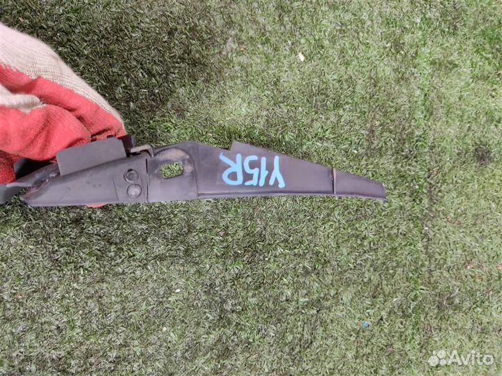 Уголок решётки стеклоочистителей правый Subaru Tr