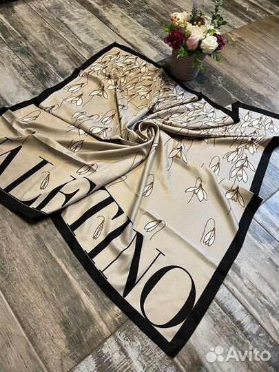 Шелковый платок Valentino бежевый новый