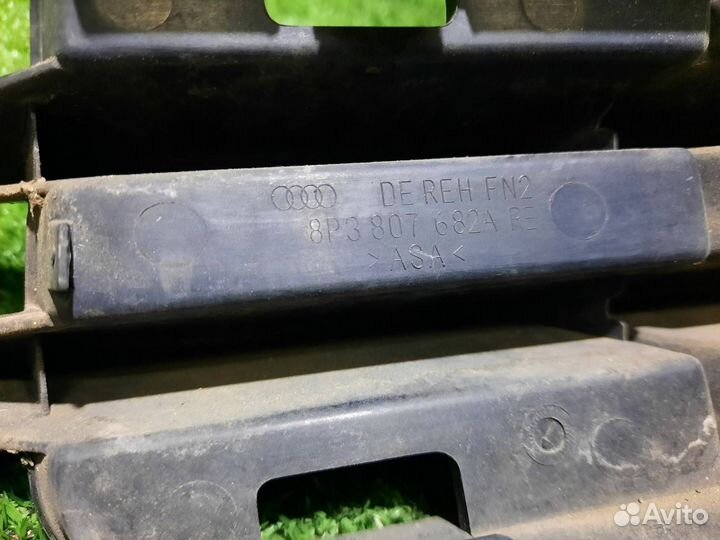 Рамка на противотуманную фару передняя правая Audi