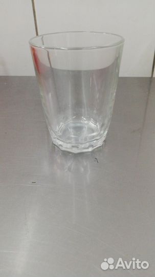 Стеклянные стаканы, фужеры и графины