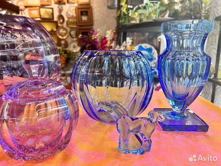 Хрустальные голубые и лиловые вазы-шары