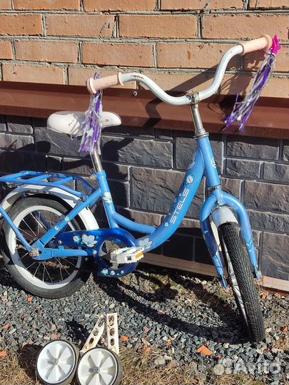 Детский велосипед с дополнительными колесами