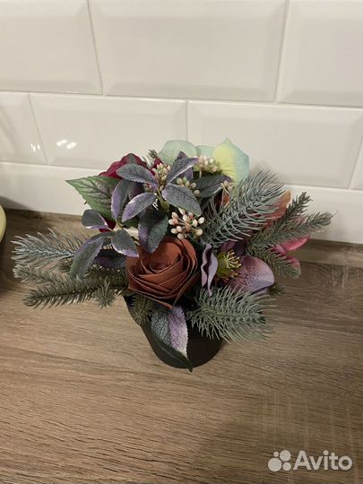 Искусственные цветы в горшке