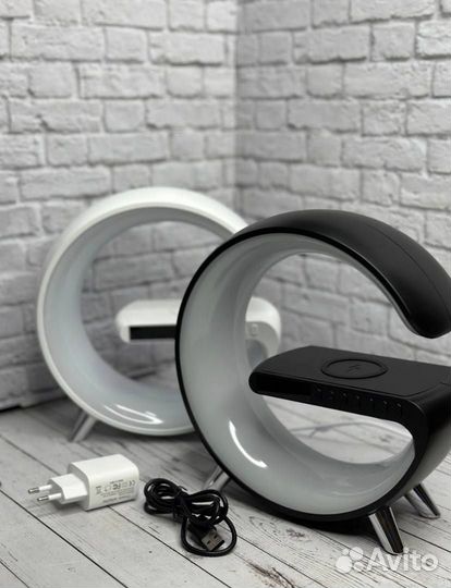 Smart лампа с беспроводной зарядкой