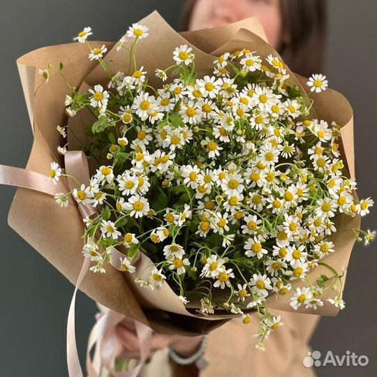 Букет из ромашек в крафте
