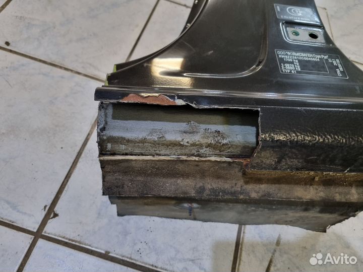 Левая центральная стойка VW поло 2012 год