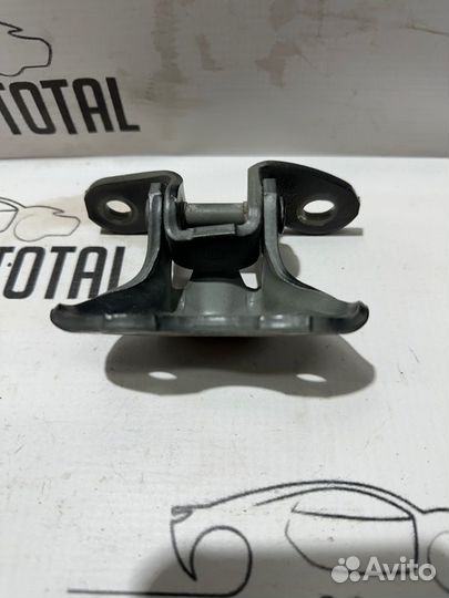 Петля двери нижняя передняя правая Toyota Corolla