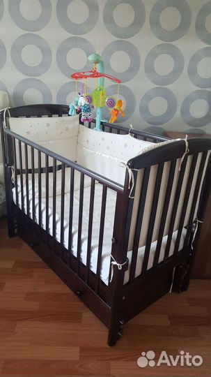 Детская кроватка с маятником и ящиком