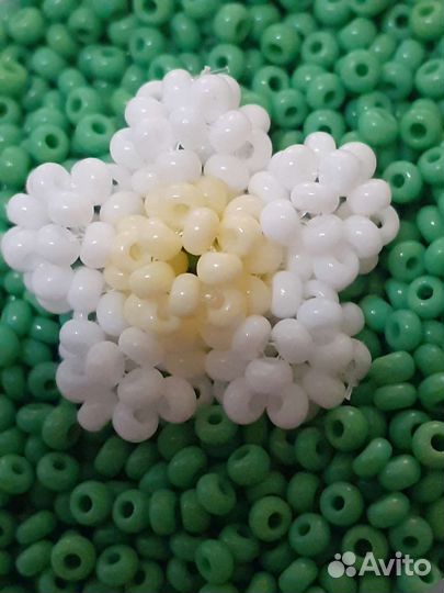 Ромашка из бисера