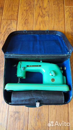 Швейная машинка Волга ручная