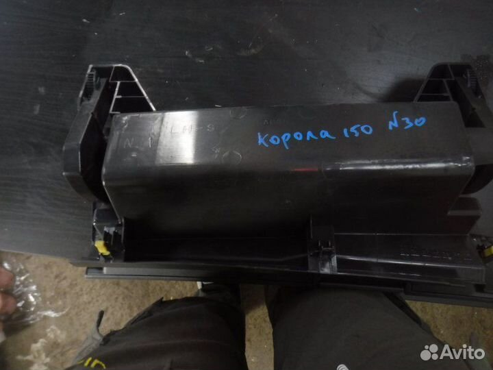 Бардачок Toyota Corolla 151 1ZR 2011