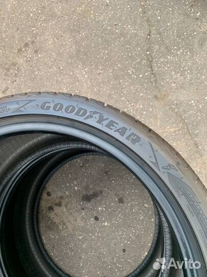 Goodyear UltraGrip Performance 305/30 R21 104V