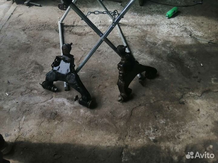 Рычаги передние нижние