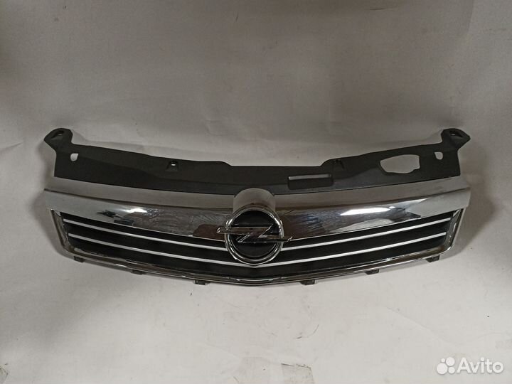 Молдинг решетки радиатора Opel Astra H-J