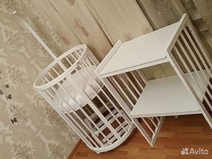 Детская кроватка с маятником круглая