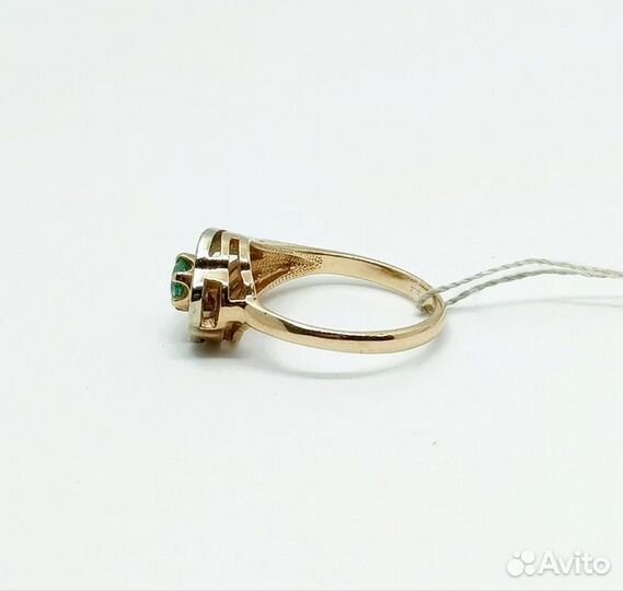 Кольцо с природным камнем Золото