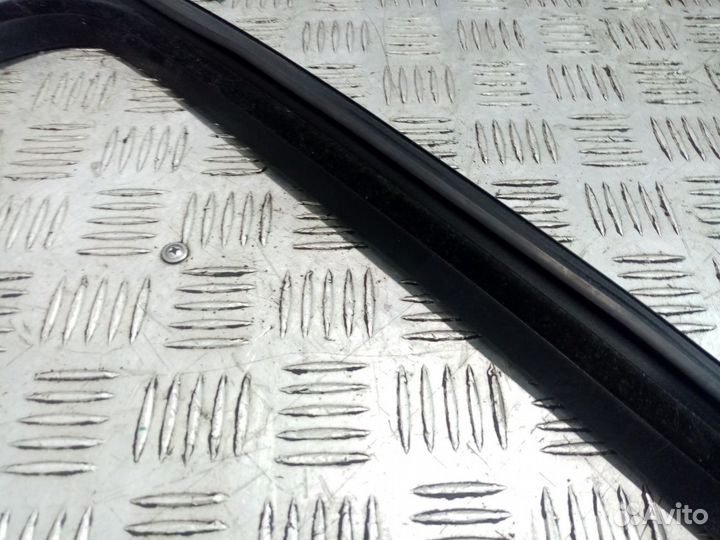 Б/У Уплотнитель стекла двери задней правой#001
