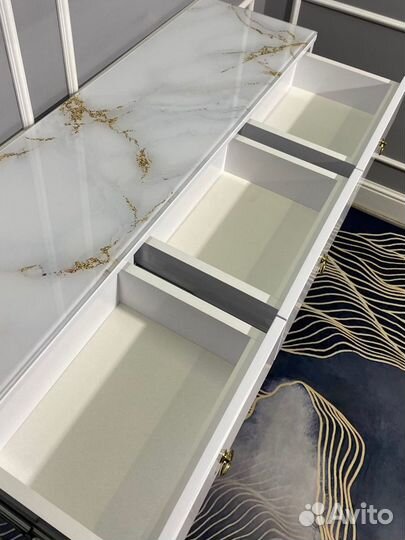 Стильная дизайнерская консоль