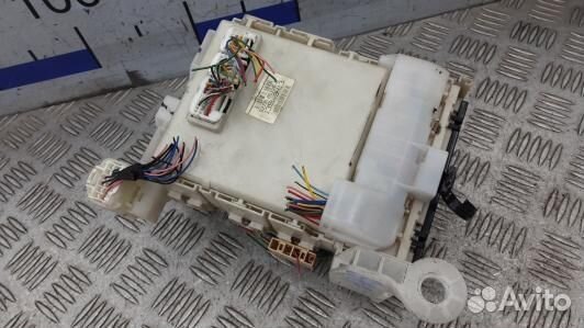 Блок предохранителей toyota avensis T27 (BUK17M101