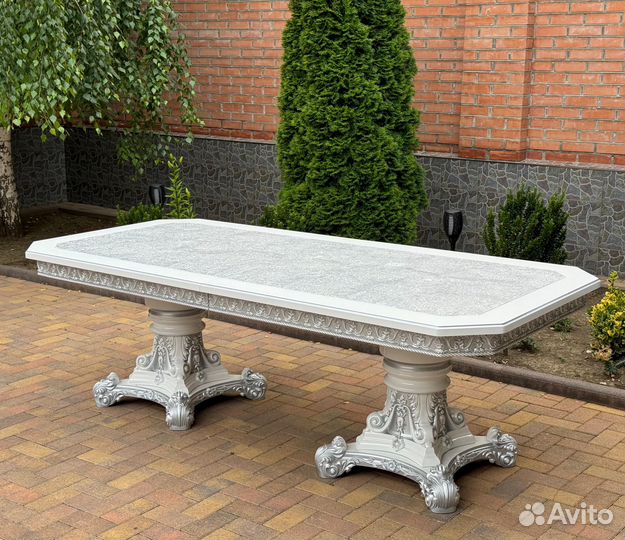 Стол и стулья