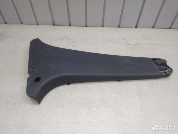 Обшивка средней стойки правая Renault Sandero 2014