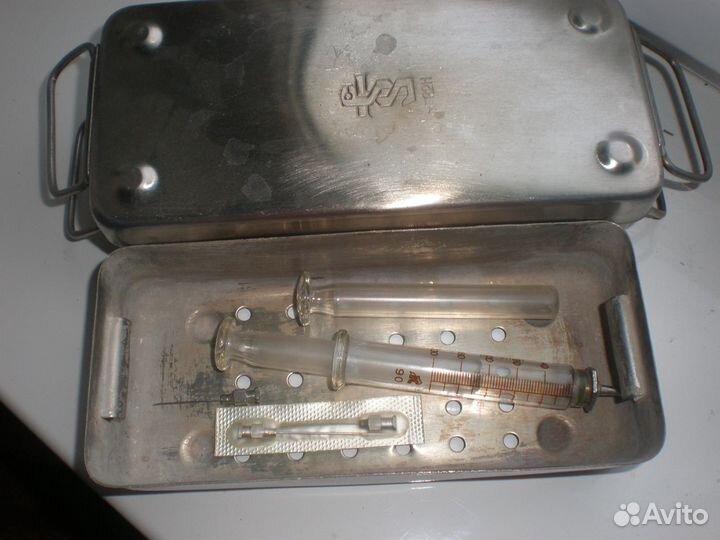 Стерилизатор медицинский и шприц СССР
