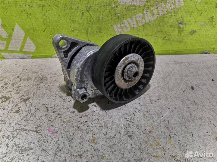 Ролик-натяжитель ручейкового ремня Мерседес Бенз