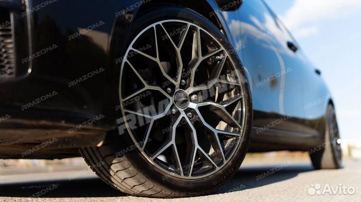 Литой диск в стиле vossen R17 5x114.3. Примерка