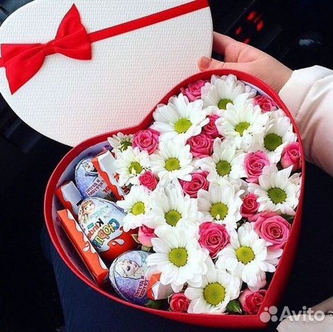 Сладости и цветы в коробке