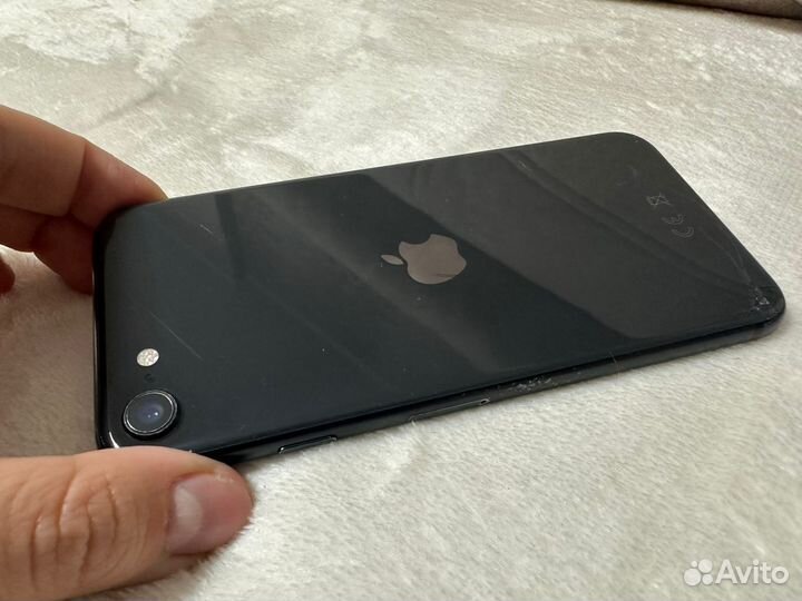 iPhone SE, 64 ГБ