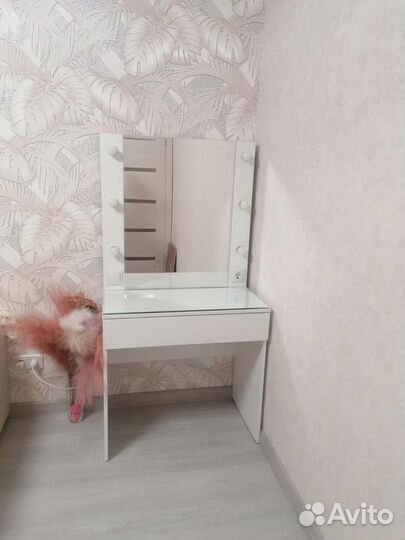 Косметический столик в наличии