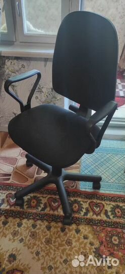 Офисное кресло в хорошем состоянии