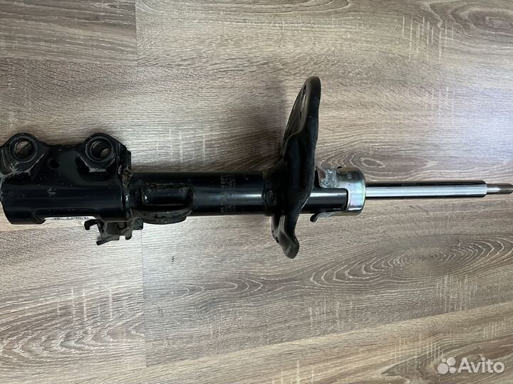 Стойка амортизатора передняя Toyota Harrier