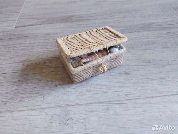 Плетёная корзинка с ракушками сувенир украшение